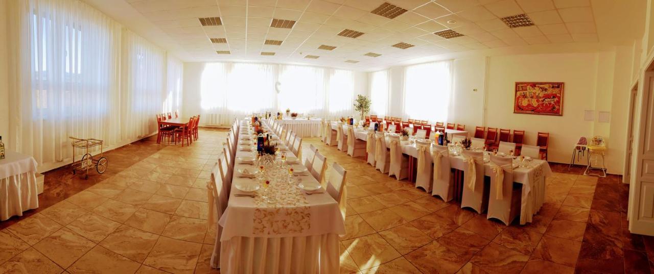Agrohotel Tri Brezy Hrustin 外观 照片