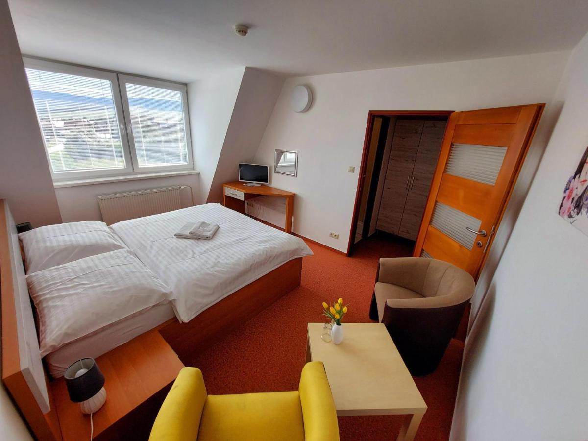 Agrohotel Tri Brezy Hrustin 外观 照片