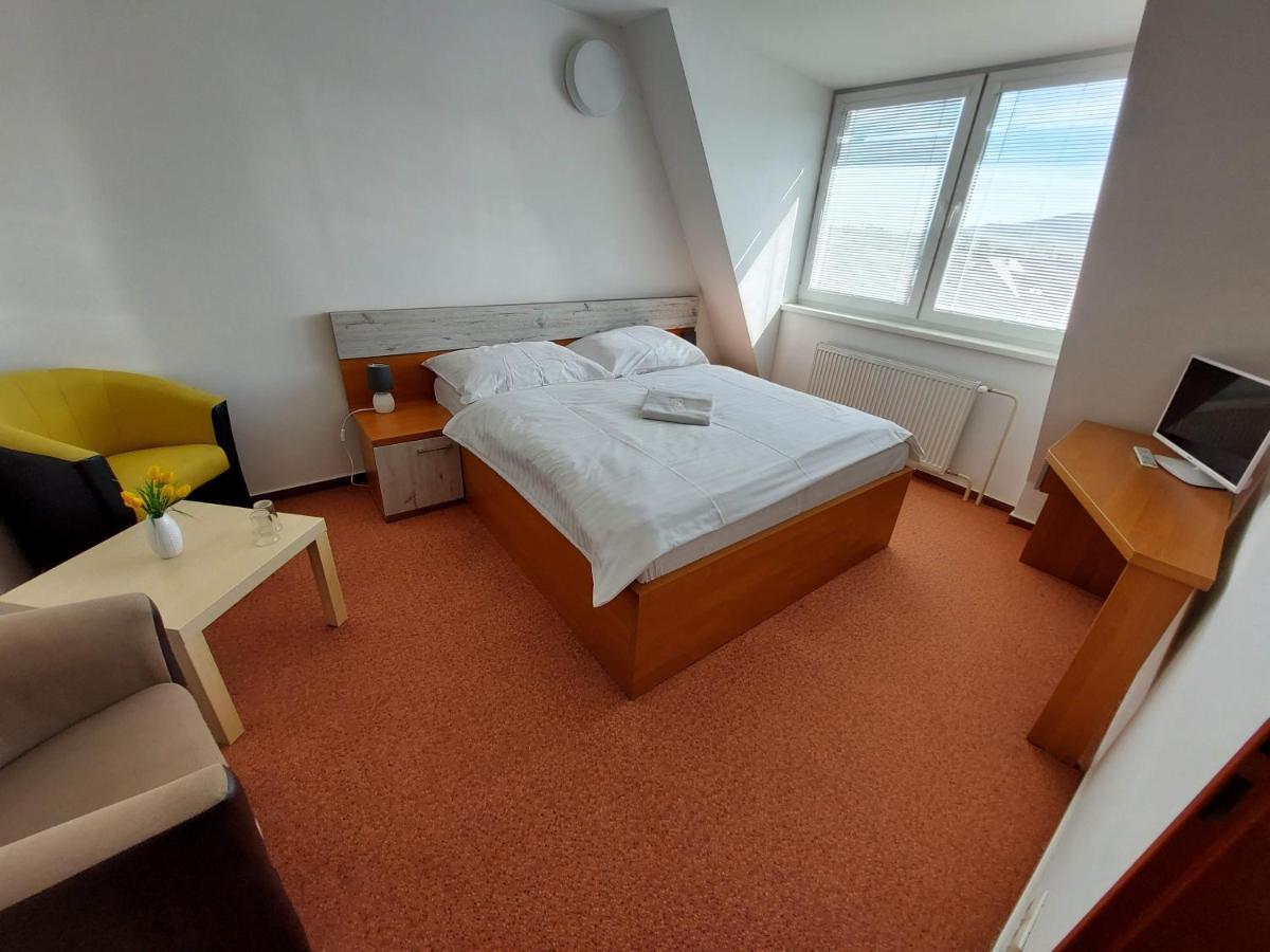Agrohotel Tri Brezy Hrustin 外观 照片