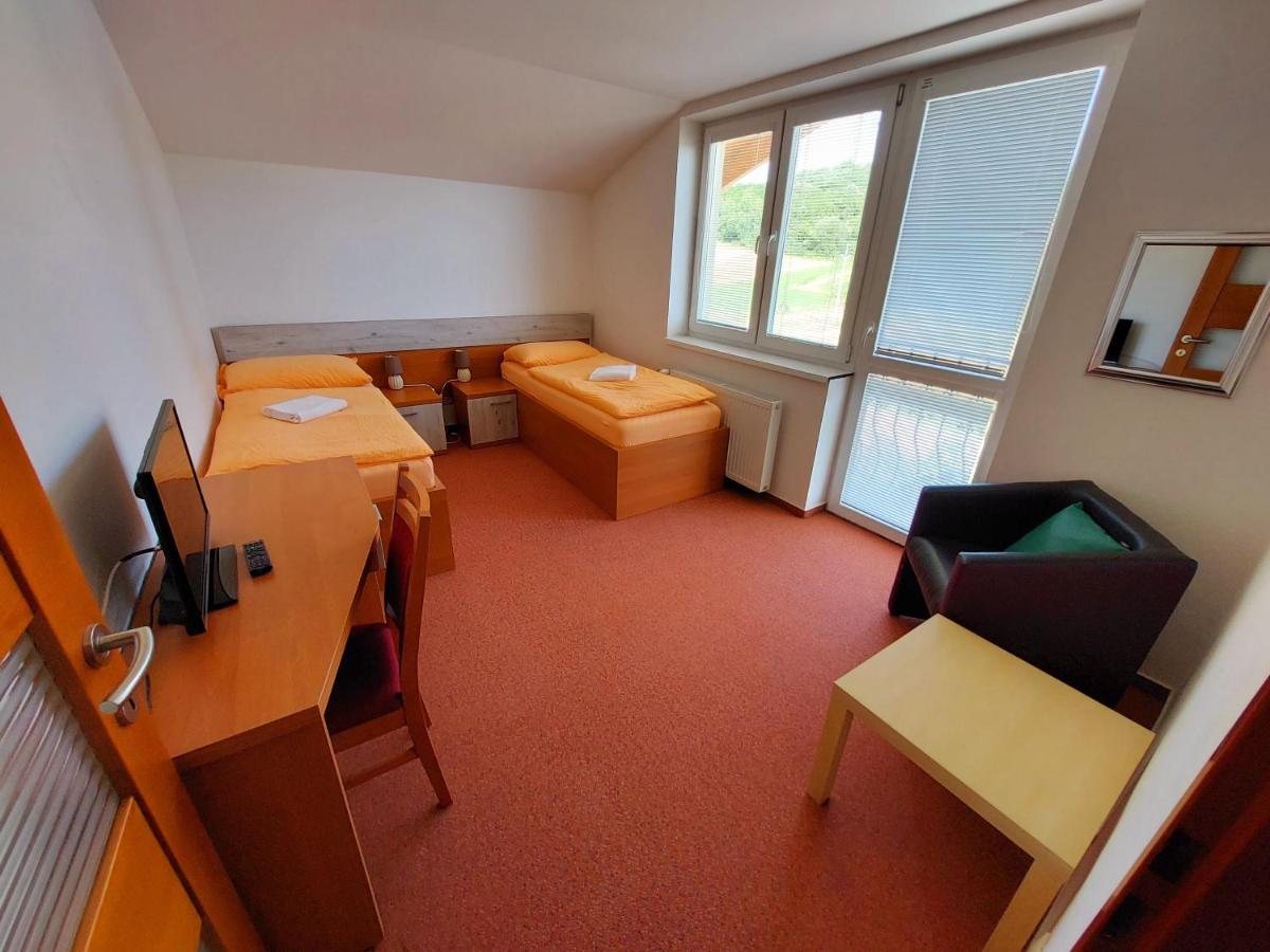 Agrohotel Tri Brezy Hrustin 外观 照片