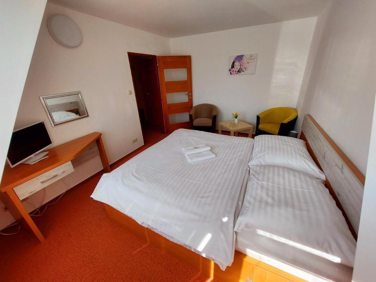 Agrohotel Tri Brezy Hrustin 外观 照片
