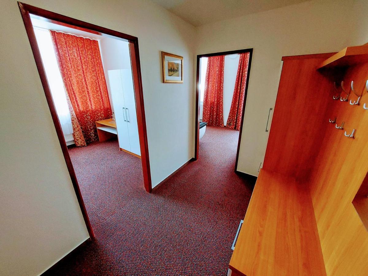 Agrohotel Tri Brezy Hrustin 外观 照片