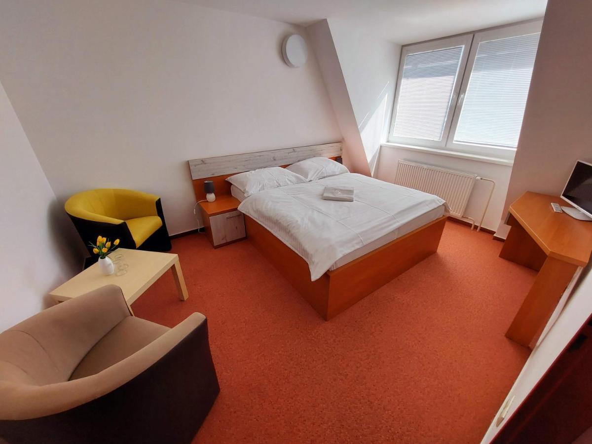 Agrohotel Tri Brezy Hrustin 外观 照片