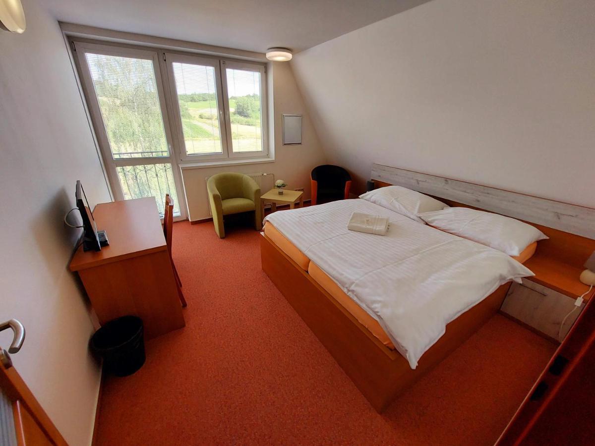 Agrohotel Tri Brezy Hrustin 外观 照片