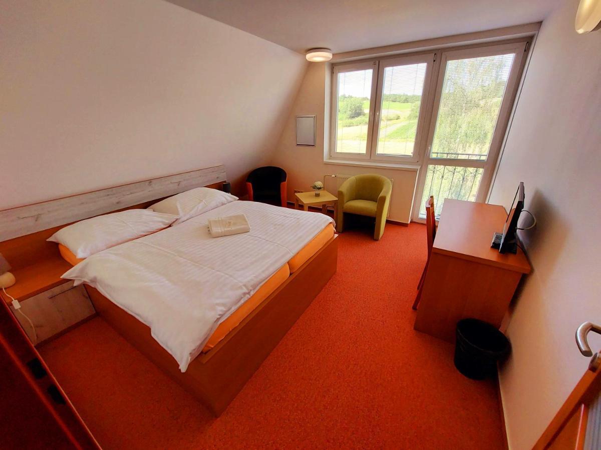 Agrohotel Tri Brezy Hrustin 外观 照片
