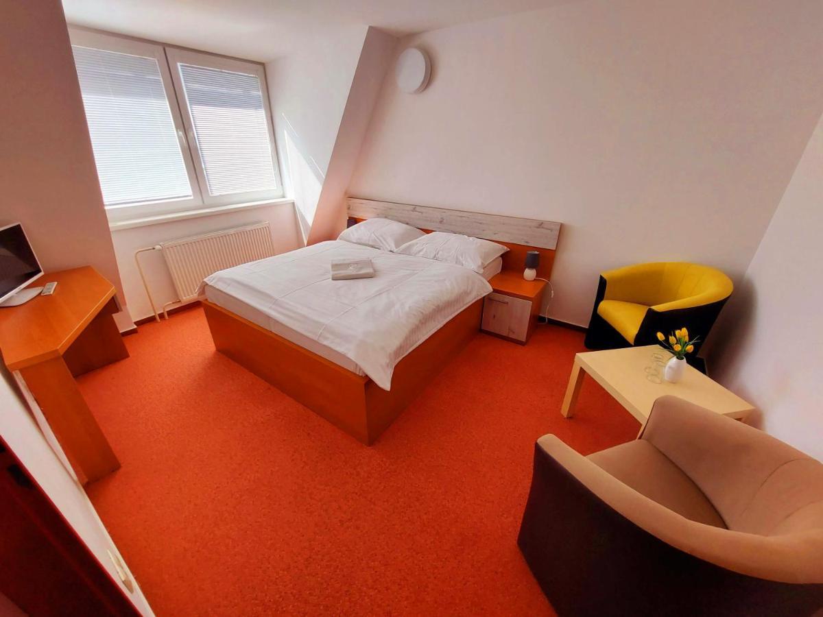 Agrohotel Tri Brezy Hrustin 外观 照片