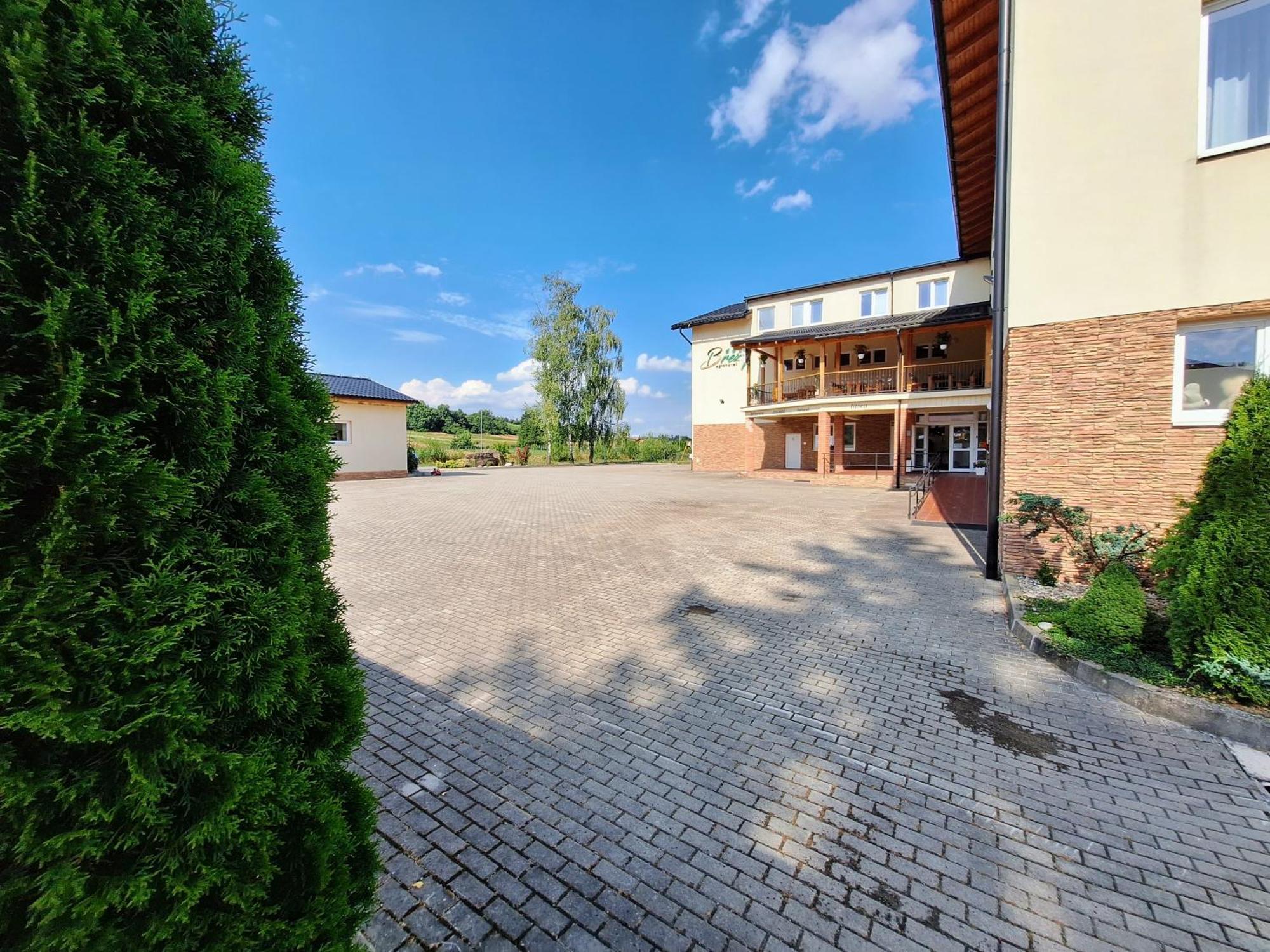 Agrohotel Tri Brezy Hrustin 外观 照片