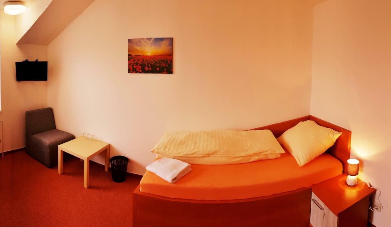 Agrohotel Tri Brezy Hrustin 外观 照片