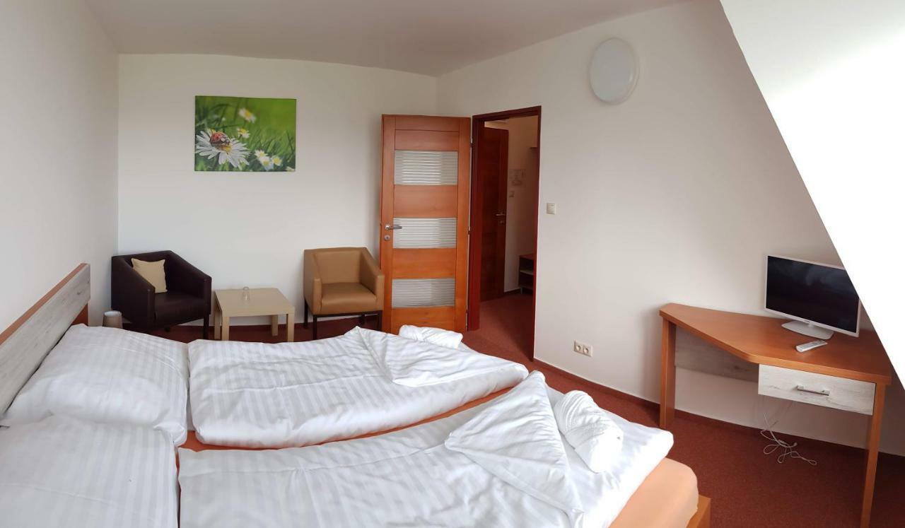 Agrohotel Tri Brezy Hrustin 外观 照片