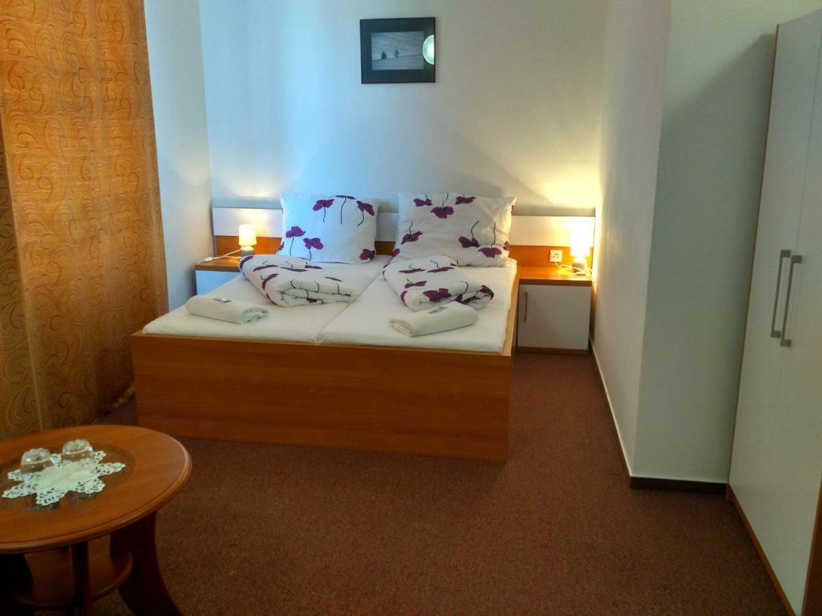 Agrohotel Tri Brezy Hrustin 外观 照片