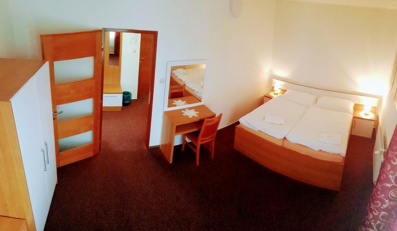 Agrohotel Tri Brezy Hrustin 外观 照片