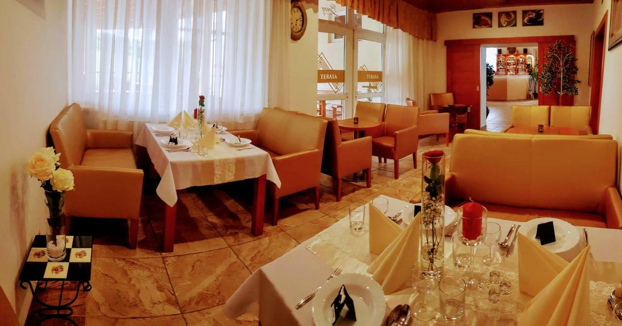 Agrohotel Tri Brezy Hrustin 外观 照片